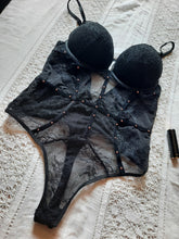 Charger l'image dans la galerie, Body Marion - Dentelle noire, clouté. Taille S, 36, 38. Bonnet C.
