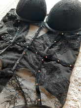 Charger l'image dans la galerie, Body Marion - Dentelle noire, clouté. Taille S, 36, 38. Bonnet C.