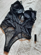 Charger l'image dans la galerie, Body Marion - Dentelle noire, clouté. Taille S, 36, 38. Bonnet C.