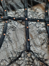 Charger l'image dans la galerie, Body Marion - Dentelle noire, clouté. Taille S, 36, 38. Bonnet C.