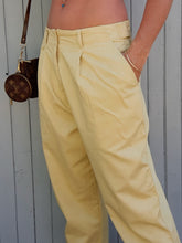 Charger l'image dans la galerie, Pantalon vintage Emmeline - Relax jaune en coton. Taille L, 40, 42