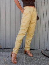 Charger l'image dans la galerie, Pantalon vintage Emmeline - Relax jaune en coton. Taille L, 40, 42