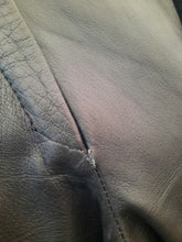 Charger l'image dans la galerie, Pantalon vintage Charlène - Cuir noir. Taille en V et fronces. Taille M, 38, 40.