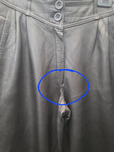 Charger l'image dans la galerie, Pantalon vintage Charlène - Cuir noir. Taille en V et fronces. Taille M, 38, 40.