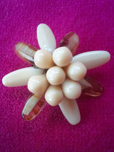 Charger l'image dans la galerie, Boucles d'oreille anciennes Emmy - Edelweiss en nacre blanche et ambre. A clips. W. Germany .