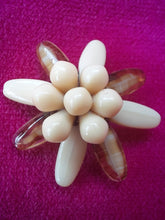 Charger l'image dans la galerie, Boucles d'oreille anciennes Emmy - Edelweiss en nacre blanche et ambre. A clips. W. Germany .