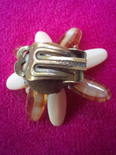 Charger l'image dans la galerie, Boucles d'oreille anciennes Emmy - Edelweiss en nacre blanche et ambre. A clips. W. Germany .