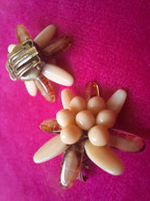 Charger l'image dans la galerie, Boucles d'oreille anciennes Emmy - Edelweiss en nacre blanche et ambre. A clips. W. Germany .