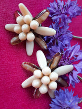 Charger l'image dans la galerie, Boucles d'oreille anciennes Emmy - Edelweiss en nacre blanche et ambre. A clips. W. Germany .