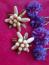Charger l'image dans la galerie, Boucles d'oreille anciennes Emmy - Edelweiss en nacre blanche et ambre. A clips. W. Germany .