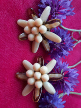 Charger l'image dans la galerie, Boucles d'oreille anciennes Emmy - Edelweiss en nacre blanche et ambre. A clips. W. Germany .