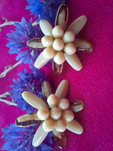 Charger l'image dans la galerie, Boucles d'oreille anciennes Emmy - Edelweiss en nacre blanche et ambre. A clips. W. Germany .