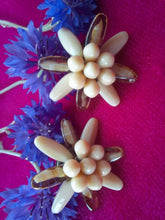 Charger l'image dans la galerie, Boucles d'oreille anciennes Emmy - Edelweiss en nacre blanche et ambre. A clips. W. Germany .