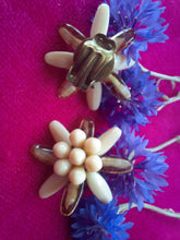 Charger l'image dans la galerie, Boucles d'oreille anciennes Emmy - Edelweiss en nacre blanche et ambre. A clips. W. Germany .
