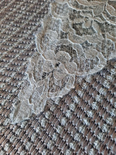 Charger l'image dans la galerie, Top vintage Laurine - Maille satinée bleue et insert de dentelle. Taille S, 36, 38. Bazar. Christian Lacroix