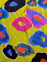 Charger l'image dans la galerie, Haut vintage Léa - Boutonnage au dos. Fleurs abstraites. Taille M, 38, 40. Louis Féraud.