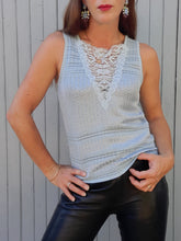 Charger l'image dans la galerie, Top vintage Laurine - Maille satinée bleue et insert de dentelle. Taille S, 36, 38. Bazar. Christian Lacroix