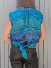Charger l'image dans la galerie, Haut vintage Cécile - Soie marbrée en dégradé. A nouer. Taille M, 38, 40.