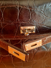 Charger l'image dans la galerie, Sac cabas vintage Lucie - Cuir marron effet croco. Furla. Made in Italy.