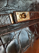 Charger l'image dans la galerie, Sac cabas vintage Lucie - Cuir marron effet croco. Furla. Made in Italy.