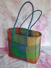 Charger l'image dans la galerie, Cabas vintage Clémence - Grand sac de courses en plastique multicolore.