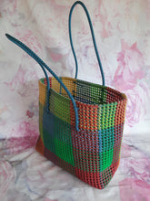 Charger l'image dans la galerie, Cabas vintage Clémence - Grand sac de courses en plastique multicolore.