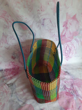 Charger l'image dans la galerie, Cabas vintage Clémence - Grand sac de courses en plastique multicolore.