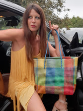 Charger l'image dans la galerie, Cabas vintage Clémence - Grand sac de courses en plastique multicolore.