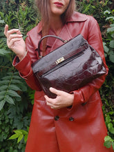 Charger l'image dans la galerie, Sac cabas vintage Lucie - Cuir marron effet croco. Furla. Made in Italy.