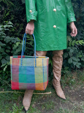 Charger l'image dans la galerie, Cabas vintage Clémence - Grand sac de courses en plastique multicolore.