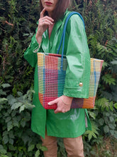 Charger l'image dans la galerie, Cabas vintage Clémence - Grand sac de courses en plastique multicolore.