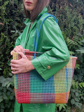 Charger l'image dans la galerie, Cabas vintage Clémence - Grand sac de courses en plastique multicolore.