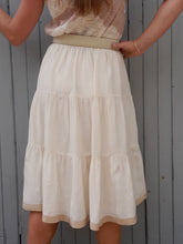 Charger l'image dans la galerie, Jupe vintage Rébecca - A volants blanc cassé à pois beiges. Taille L, 40, 42. Louis Féraud. Made in Germany