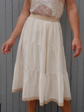Charger l'image dans la galerie, Jupe vintage Rébecca - A volants blanc cassé à pois beiges. Taille L, 40, 42. Louis Féraud. Made in Germany