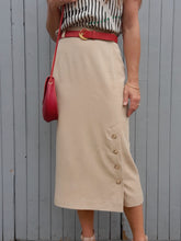 Charger l'image dans la galerie, Jupe vintage Ludivine - Coupe crayon mi-longue boutonnée sur le côté. Beige. Taille S, 36, 38. Yarell.