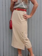 Charger l'image dans la galerie, Jupe vintage Ludivine - Coupe crayon mi-longue boutonnée sur le côté. Beige. Taille S, 36, 38. Yarell.