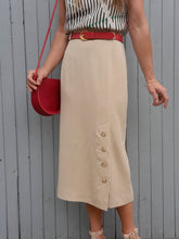 Charger l'image dans la galerie, Jupe vintage Ludivine - Coupe crayon mi-longue boutonnée sur le côté. Beige. Taille S, 36, 38. Yarell.