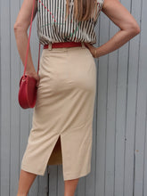 Charger l'image dans la galerie, Jupe vintage Ludivine - Coupe crayon mi-longue boutonnée sur le côté. Beige. Taille S, 36, 38. Yarell.