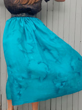 Charger l'image dans la galerie, Jupe vintage Davina - En soie fluide vert canard tie and dye feuilles de vignes. Taille L, 40, 42.