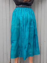 Charger l'image dans la galerie, Jupe vintage Davina - En soie fluide vert canard tie and dye feuilles de vignes. Taille L, 40, 42.