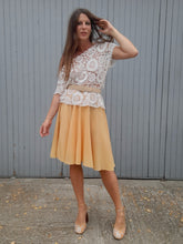 Charger l'image dans la galerie, Jupe vintage Samantha - Coupe patineuse croisée jaune. XS, 34, 36.
