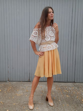 Charger l'image dans la galerie, Jupe vintage Samantha - Coupe patineuse croisée jaune. XS, 34, 36.