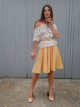 Charger l'image dans la galerie, Jupe vintage Samantha - Coupe patineuse croisée jaune. XS, 34, 36.
