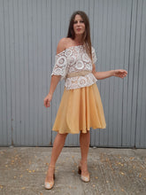 Charger l'image dans la galerie, Jupe vintage Samantha - Coupe patineuse croisée jaune. XS, 34, 36.