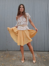 Charger l'image dans la galerie, Jupe vintage Samantha - Coupe patineuse croisée jaune. XS, 34, 36.