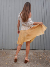 Charger l'image dans la galerie, Jupe vintage Samantha - Coupe patineuse croisée jaune. XS, 34, 36.