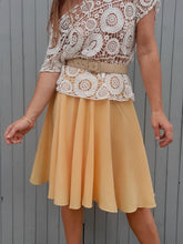 Charger l'image dans la galerie, Jupe vintage Samantha - Coupe patineuse croisée jaune. XS, 34, 36.