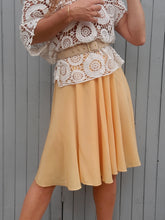 Charger l'image dans la galerie, Jupe vintage Samantha - Coupe patineuse croisée jaune. XS, 34, 36.