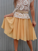 Charger l'image dans la galerie, Jupe vintage Samantha - Coupe patineuse croisée jaune. XS, 34, 36.