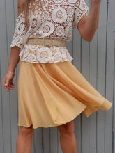 Charger l'image dans la galerie, Jupe vintage Samantha - Coupe patineuse croisée jaune. XS, 34, 36.